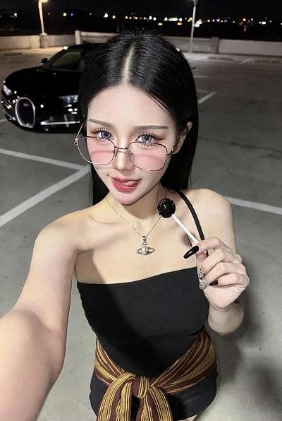 夜泊豪车旁的甜酷女孩