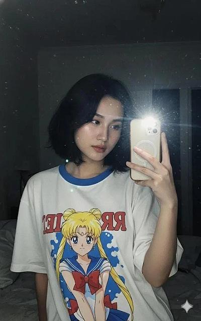 女生对着镜子自拍手机照片