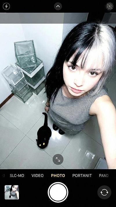 高角度自拍真实感人像与黑猫场景