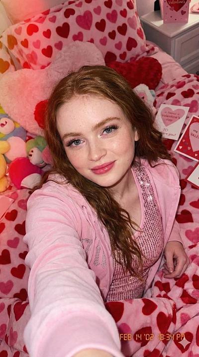 Y2K风格情人节自拍：粉色心形床品与闪光灯下的自信少女