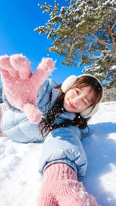 雪地自拍少女俏皮 wink