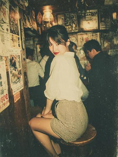 90年代风格闪光灯下的居酒屋少女