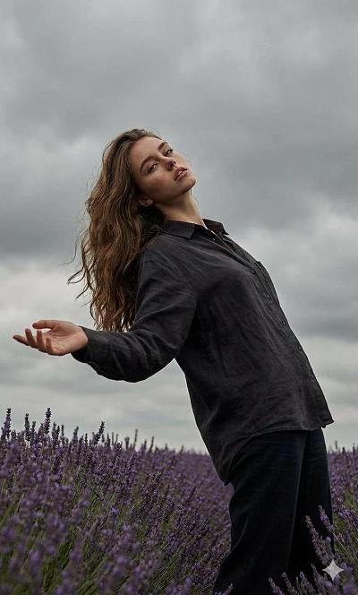 薰衣草田中人物戏剧性姿态的电影感写真