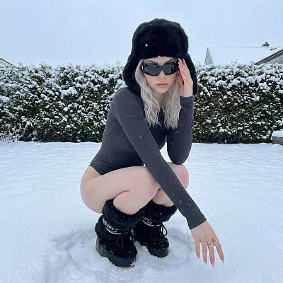 雪地冷峻时尚女性蹲姿写真
