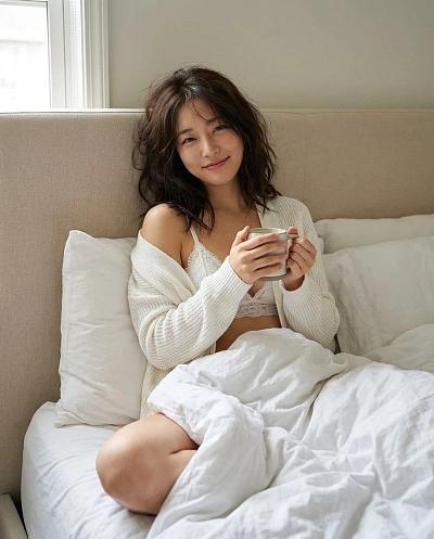 晨光中的温柔女友
