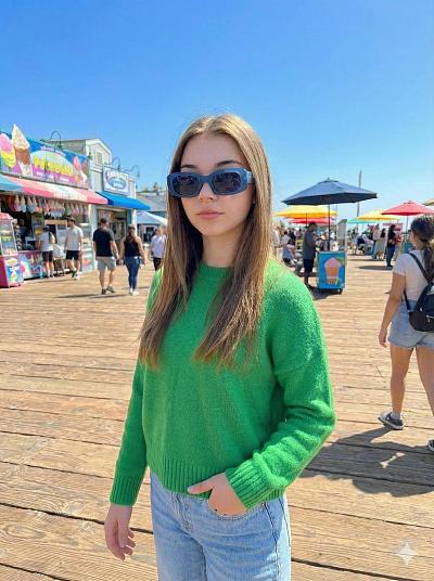 阳光木板路街头摄影：绿衣少女的自信瞬间