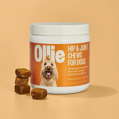 Ollie犬用关节营养咀嚼片产品展示与宠物互动场景