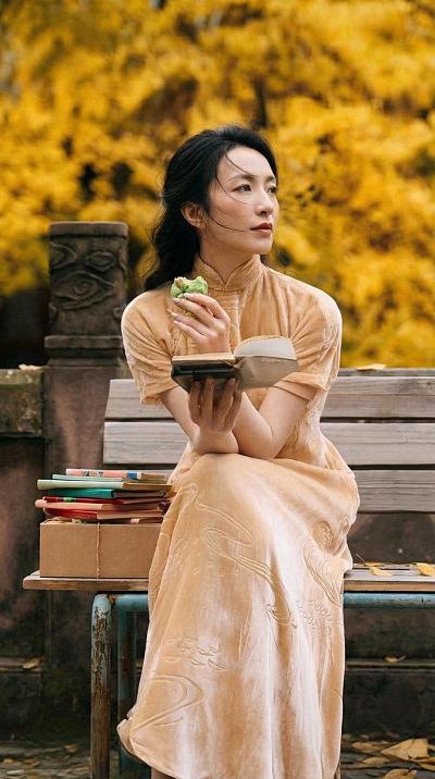 新中式秋日文艺大片：旗袍女子秋景闲读诗意瞬间