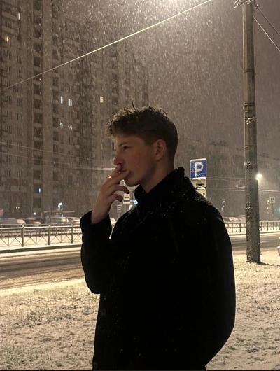 雪夜街头沉思的年轻男子肖像