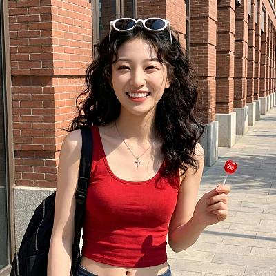 阳光下的微笑：年轻女性户外半身照