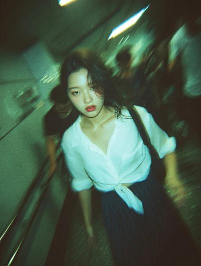 东京地铁楼梯间抓拍：都市瞬间的模糊与真实