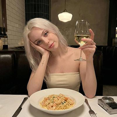 银发女子餐厅自拍：红酒虾面，温馨夜宴