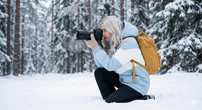 雪地摄影师专注拍摄瞬间