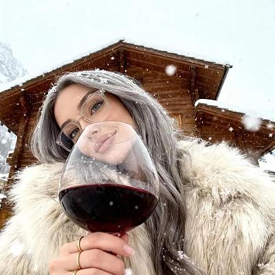 雪中红酒自拍写真