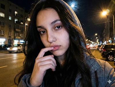夜街自拍：忧郁少女指尖轻触唇，光影交织的都市梦境