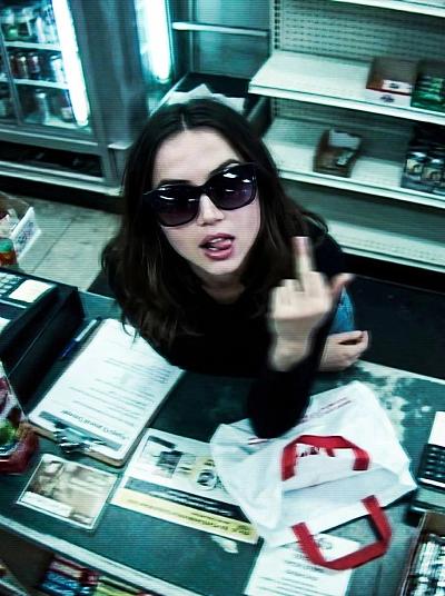 监控视角下商店内女子挑衅举中指的低清画面