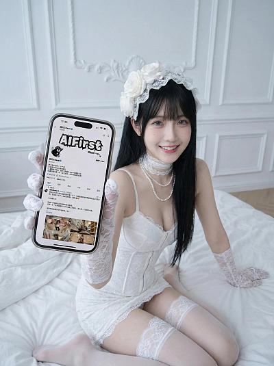 让画面中的人物展示特定手机信息