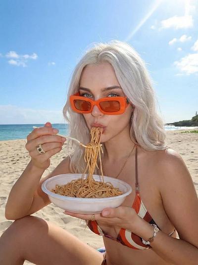 海滩美食博主夏日吃面写真