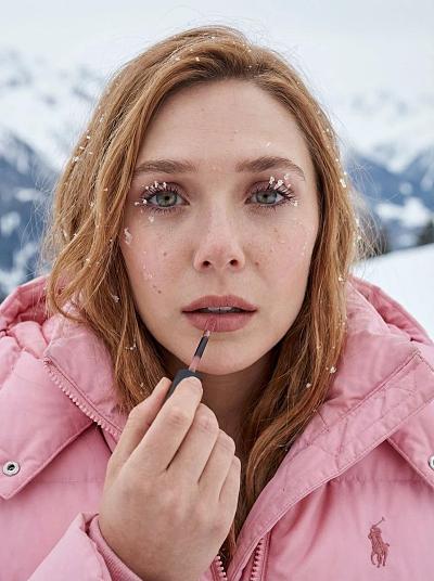 雪地少女涂口红，粉衣映雪，睫毛融雪，唇色柔雾。