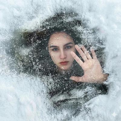 冰下凝视的少女肖像