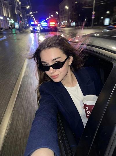 夜街逃逸自拍：时尚叛逆女性持咖啡杯车窗自拍