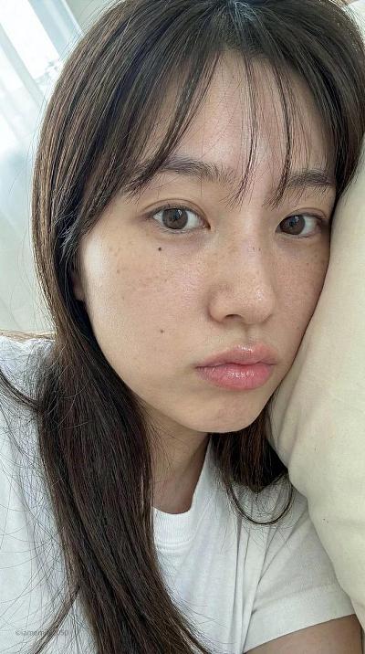 自然素颜少女枕边自拍特写
