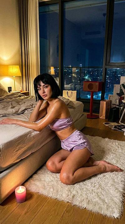 伊斯坦布尔夜景卧室写真，紫缎睡衣女子跪坐地毯