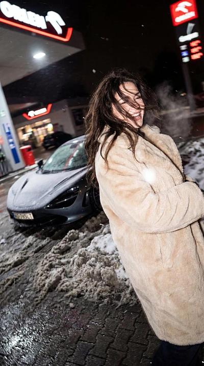 雪夜加油站狂笑女子抓拍瞬间