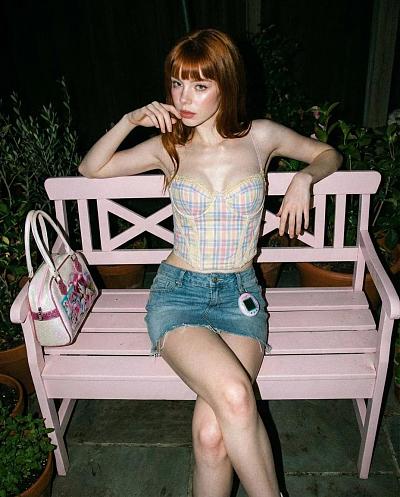 Y2K风格夜拍时尚写真，粉凳少女复古潮拍
