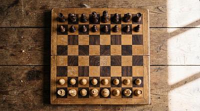 棋盘开局俯拍图