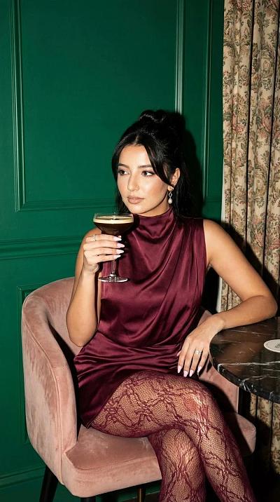 酒廊奢华写真：深红礼服配鸡尾酒的高定时尚人像