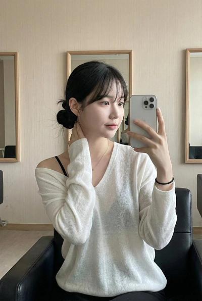 镜前自拍：都市女性慵懒优雅的日常瞬间