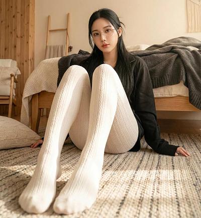 高分辨率写实生活摄影：黑发女子穿白袜坐卧室地毯，低角度突出腿