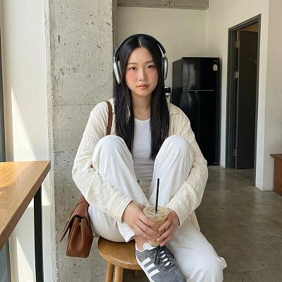 现代简约风室内休闲少女写真