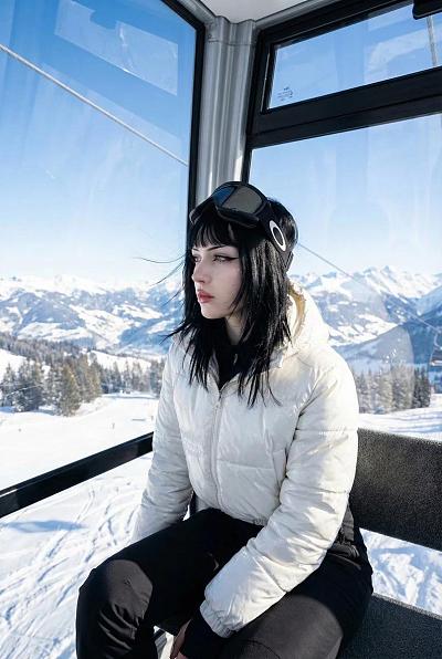 滑雪缆车中的冷艳少女写真