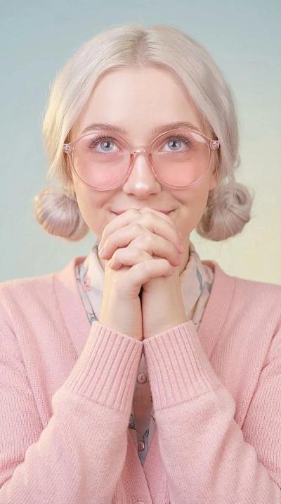 粉色系少女祈祷手势肖像摄影提示词