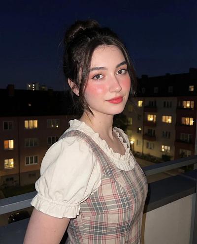 夜景少女温柔写真，复古格纹裙装搭配柔和妆容