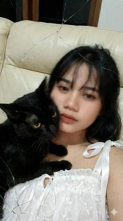 破碎屏幕自拍：模糊亲密人猫合影