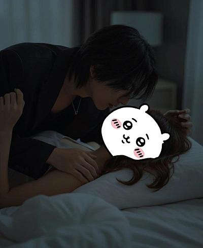 黑衣男子床边亲吻卡通脸女子