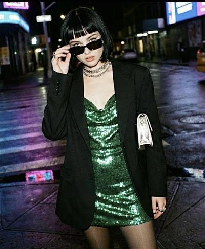 夜街霓虹下的酷飒女郎