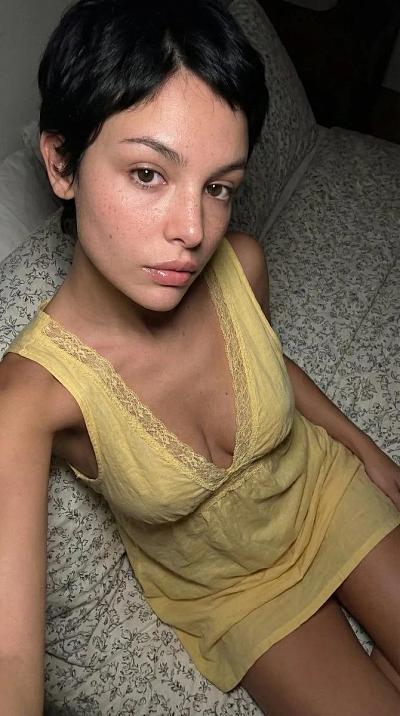 私密卧室自拍：金发女性穿蕾丝睡裙的自然光影肖像