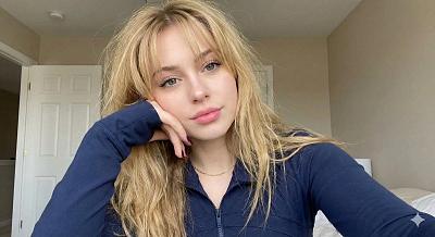 金发少女室内自拍写真特写