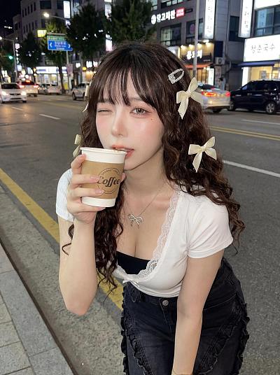 Y2K风格街拍咖啡少女