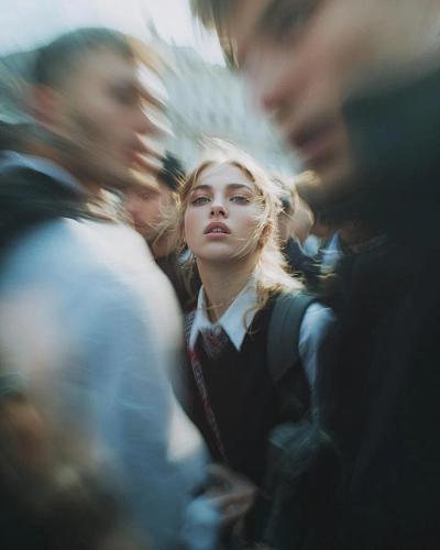街拍少女：闪光灯下的真实瞬间