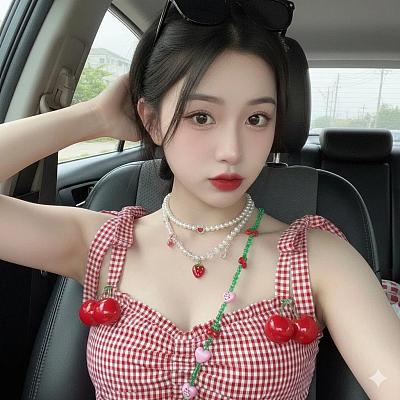樱桃格纹少女车内自拍