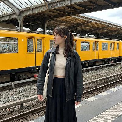 都市车站少女写真：黄列车间的静谧瞬间