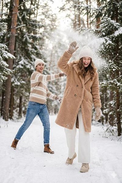 雪林情侣嬉戏抓拍瞬间