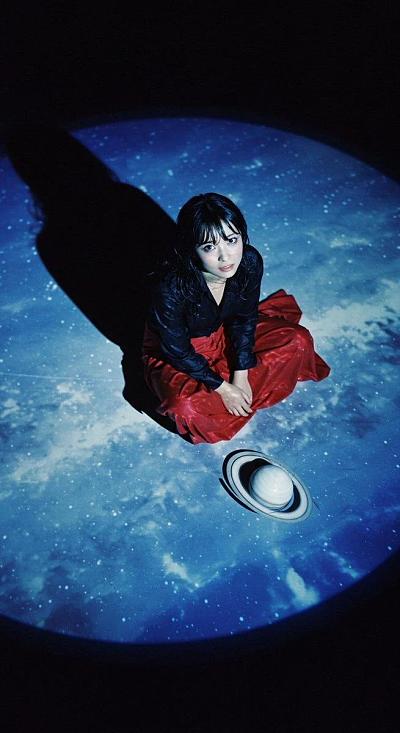 星海中的红裙少女