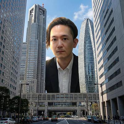 巨人身处新宿高楼间