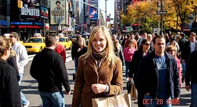 2006年秋季周六时代广场的写实街景：聚焦金发女性与模糊人群